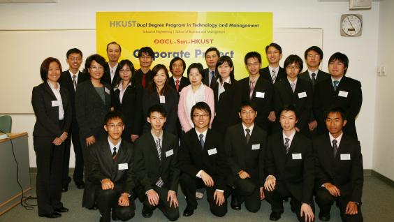 蕭啟豪先生和林慧娟女士與16名參與科大企業項目的科技及管理雙學位課程學生大合照	