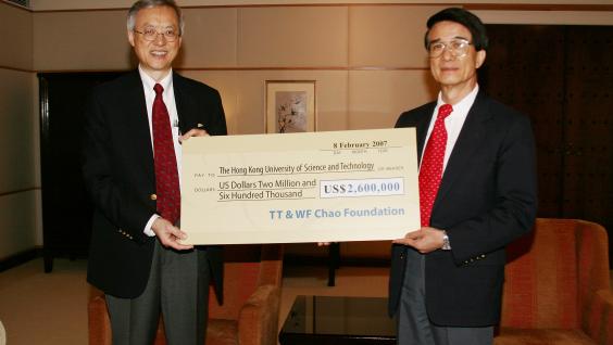 趙元修先生(左）將260萬美元(約2000萬港元)支票，交予朱經武校長	