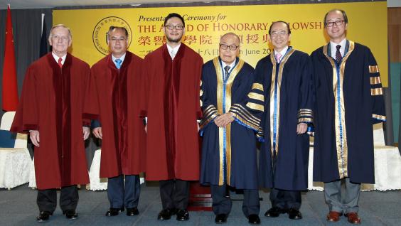 榮 譽 院 士 頒 授 儀 式 ： （ 左 起 ） 詹 康 信 先 生 ； 李 寧 博 士 ； 廖 家 俊 博 士 ； 鍾 士 元 博 士 ； 麥 海 雄 醫 生 ； 陳 繁 昌 校 長 。	