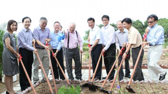 Guests from HKUST, government departments and community organizations planting a tree to signify the opening of the HKUST Eco-Park.