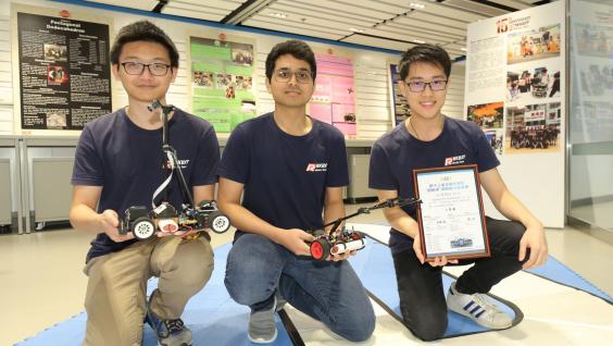 於第13屆全國大學生「恩智浦杯」智能汽車競賽（華南賽區）獲一等獎的（左起）張志榮、Amrutavarsh Sanganabasappa Kinagi和李峻羲在Dream Team Open Lab展示他們的小型智能車