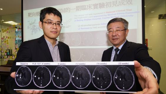 王吉光教授（左）与江涛教授合作实验基因突变机制的临床应用，为化疗无效的脑癌患者提供新疗法。