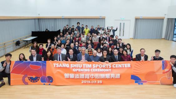Members of the Tsang’s family with the HKUST community including student athletes and alumni at the new Center’s multipurpose room.