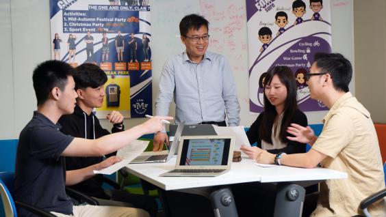 科大计算机科学及工程学系的学生与他们的老师宋阳秋讨论毕业习作。