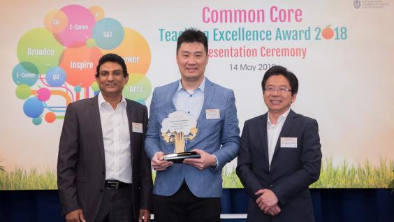 Prof. Percy Dias (left), Chairman of Committee on Undergraduate Core Education, and Prof. Pong Ting-Chuen (right), Senior Advisor to the Provost, jointly present the award to Prof. Thomas Hu.