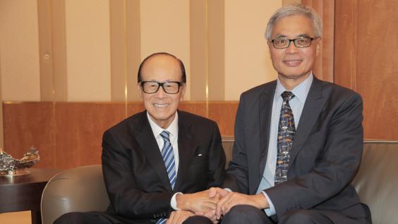  李嘉誠基金會主席李嘉誠先生（左）與科大校長史維教授見證合作備忘錄簽署，認為推動香港合成生物科技發展，將創造更多機會。