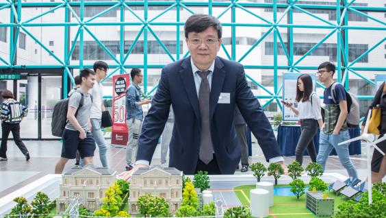 赵教授于科大校园展示其最新研发的环保智能储能系统「液体电燃料」。