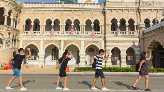 大學三年級，柯嘉寶（左一）跨越「舒適圈」，前往新加坡國立大學當交換生展開一個學期的海外學習生活。