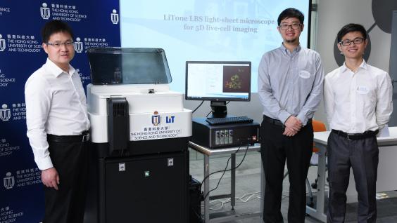  (左起) 杜勝望教授及他的研究團隊趙騰博士與趙陸偉博士研發出新一代顯微鏡。