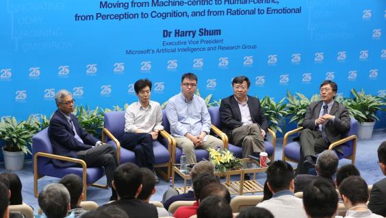  (左起) 科大首席副校長史維教授、權龍教授、曠視科技孫劍博士、北京大學高文教授及沈向洋博士進行小組討論。