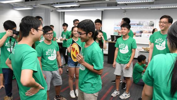  First-year students get to know each other through mass games.