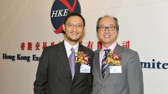  HKUST President Tony F Chan (right) and Dr Jack Lau at the listing ceremony.