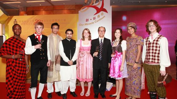 陈 繁 昌 校 长 ( 右 四 ) 与 穿 上 民 族 服 装 的 科 大 国 际 学 生 合照