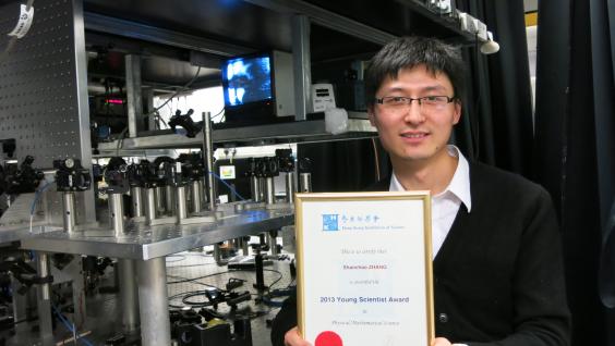  Zhang Shanchao with his award.