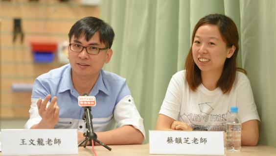  保良局志豪小学王文龙老师(左)表示：「我欣喜学生学懂协作、解难，更喜见他们能接纳和尊重他人。」