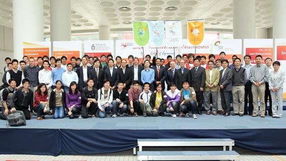 科 大 機 械 人 比 賽 代 表 隊 成 員 與 教 授 們 合 照 。	