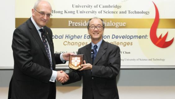 Borysiewicz教 授 （ 左 ） 贈 送 劍 橋 大 學 紀 念 品 給 陳 繁 昌 校 長 。	