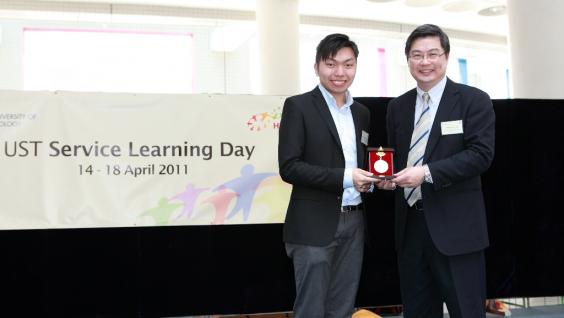 科 大 協 理 副 校 長 譚 嘉 因 教 授 （ 右 ） 頒 發 2011 陶 思 誦 社 會 服 務 獎 給 余 頌 昇 同 學 。	