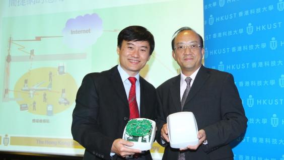 ( 左 起 ) 科 大 陈 双 幸 副 教 授 及 现 代 货 箱 码 头 有 限 公 司 郑 仲 强 先 生 阐 释 「 简 捷 网 」 的 卓 越 效 能 。	