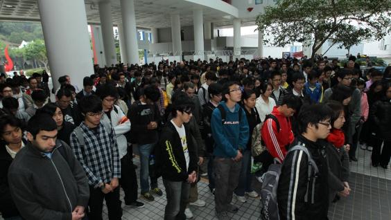 數 以 百 計 科 大 師 生 齊 集 於 香 港 賽 馬 會 大 堂 進 行 一 分 鐘 默 哀 。	