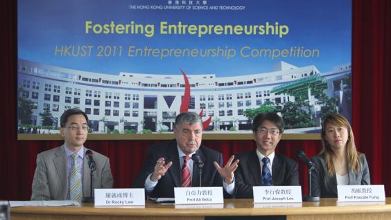 （ 左 起 ） 羅 就 成 博 士 、 白 亞 力 教 授 、 李 行 偉 副 校 長 及 馮 雁 教 授 分 享 科 大 對 推 動 創 業 的 願 景 和 計 劃 。	
