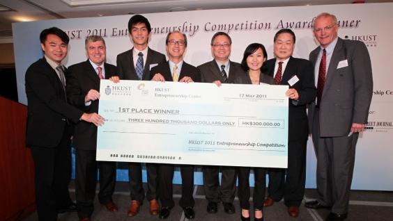 冠 軍 隊 伍 接 受 「 科 大 2011 年 創 業 計 劃 大 賽 」 獎 項 。	