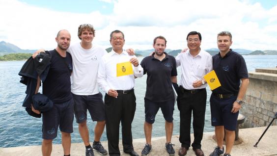  Prof. Yuk Shan Wong (second from right) and Dr Eden Y Woon (third from left), Vice Presidents of HKUST, welcome the PlanetSolar crew.