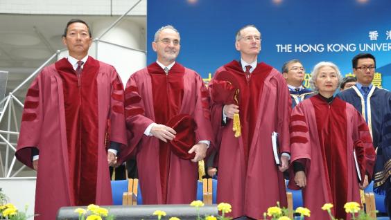 四 位 榮 譽 博 士 ： （ 左 起 ） 葉 錫 安 博 士 、Eli Yablonovitch教 授 、Tobin J Marks教 授 和 梁 愛 詩 博 士	