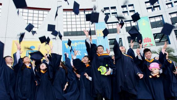 毕 业 生 将 礼 帽 抛 到 半 空 以 示 庆 祝 。	