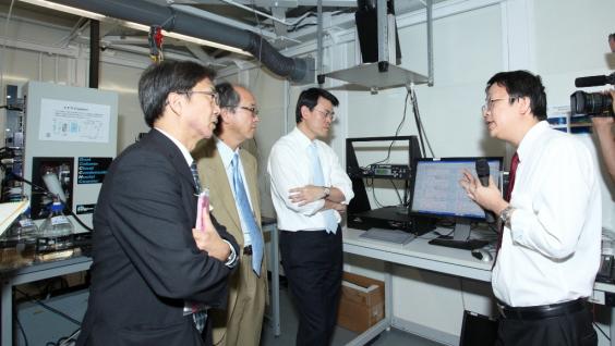  From right: Prof Alexis Lau introduces the Micropulse Polarization Lidar, the first of its kind in Hong Kong, to the Honorable Mr Edward Yau, Secretary for the Environment, HKUST President Prof Tony F Chan, and Vice-President Prof Joseph Hun-wei Lee.