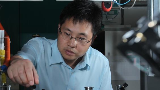  Prof Shengwang Du, Assistant Professor in HKUST's Department of Physics, and his research team have published their study in Physical Review Letters recently