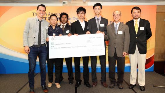  科大校长陈繁昌教授（右二）及创业中心署理主任李汉强博士（右一）向科大100万元创业计划大赛冠军队伍m-Care Technology Ltd颁发奖项。