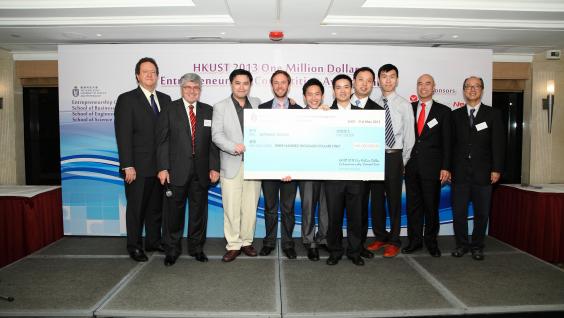 科 大 校 長 陳 繁 昌 教 授 （ 右 ） 向 科 大 100 萬 元 創 業 計 劃 大 賽 冠 軍 隊 伍 Solaris 頒 發 獎 項 。 左 二 為 大 賽 主 席 暨 科 大 創 業 中 心 主 任 白 亞 力 教 授 。	