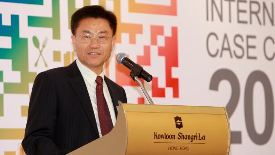  科大商學院院長鄭國漢教授於閉幕典禮發表演說。