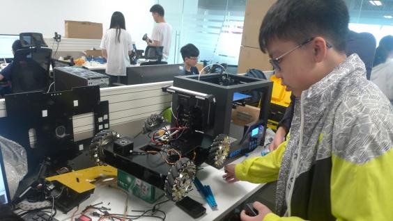  科大今年首度伙大疆创新科技及香港科学园在港举办机械人大赛，综合系统与设计学生将来亦可以参加此比赛作为小组专题研习。
