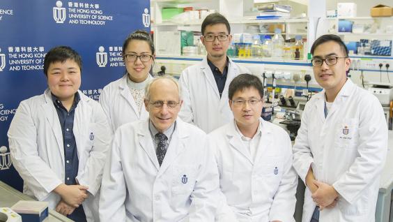  Prof Karl Herrup (second left, front row), Prof Du Shengwang (second right, front row), Cheng Aifeng (left, back row) and their research team members.