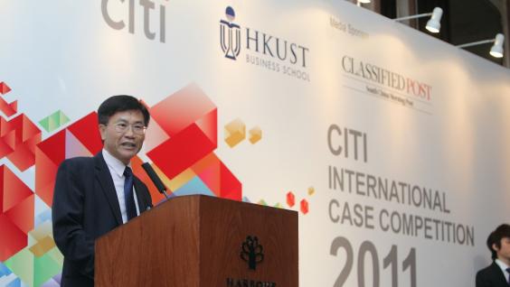  Dean Leonard Cheng gives a speech at the award presentation ceremony.