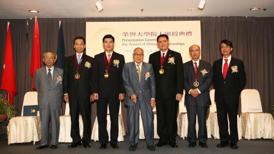 HKUST confers Honorary Fellowship on four distinguished community leaders. The four are Dr Lawrence Tsi-Kong Wong (second from left), Mr Humphrey Leung Kwong-Wai (third from left), Dr Chan Man-Hung (second from right) and Mr Lester Garson Huang (third from right). HKUST Pro-Chancellor Dr the Honorable Sir Sze-Yuen Chung, Council Chairman Dr John Chan and President Paul Chu officiated at the presentation ceremony.	