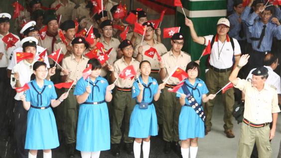 女童军及其它制服团队向大洋一号的工作人员挥动区旗致意	