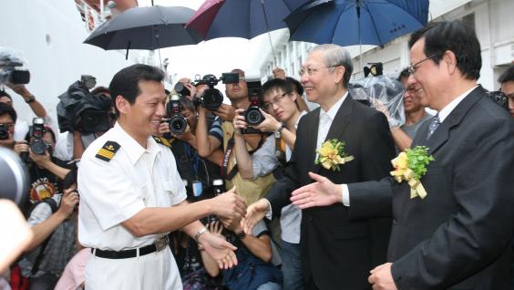 国家海洋局副局长兼大洋协会理事长王飞及教育局局长孙明扬与大洋一号船长握手	