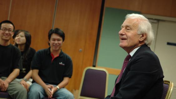  Lord Wilson in a meeting with HKUST students.
