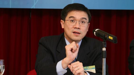 Oscar Au, a HKUST professor in Electronic and Computer Engineering, explains to the audience at the press conference the features and functions of his breakthrough technology, Pan-V.	