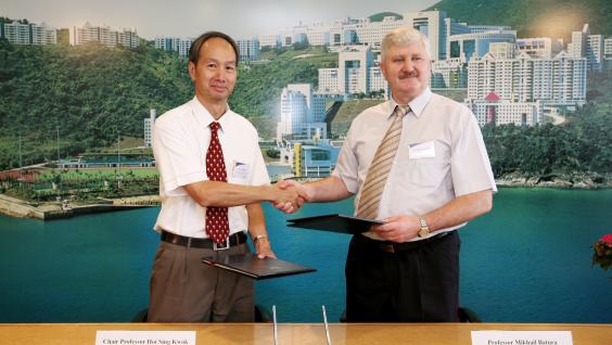 Professor Hoi Sing KWOK(left) representing HKUST signed an agreement with Prof Mikhail Batura for BSUIR to strengthen collaborations in research and joint projects.	