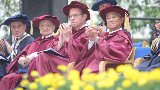 荣誉博士: (左起)查良镛教授、卡尔‧夏普斯教授及蒙民伟博士。	