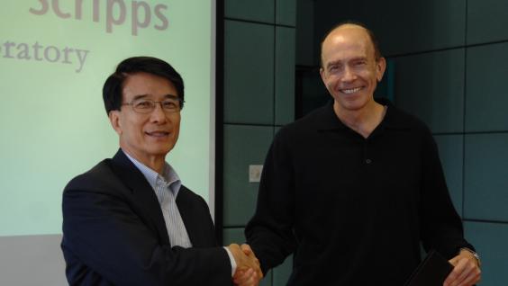 Prof Paul Chu, HKUST President and Founder of HKUST’s Institute for Advanced Study and Prof Paul Schimmel, The Scripps Research Institute, USA (right) at the signing ceremony.	