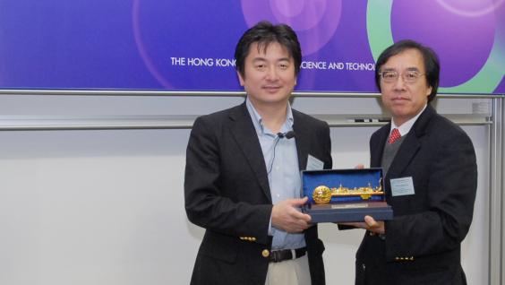  科 大 科 技 及 管 理 雙 學 位 課 程 主 任 陳 志 明 教 授 致 送 紀 念 品 予 栄 滕 稔 博 士 。