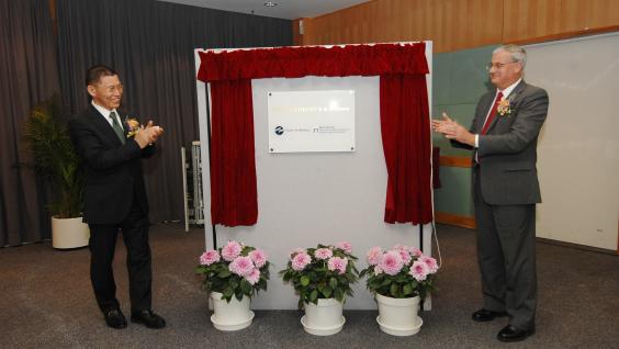  Prof Tony Eastham and Mr Jong Chul Park, CEO of Finetex Technology Global Ltd are unveiling the plaque of FINETEX-HKUST R &amp; D Center.