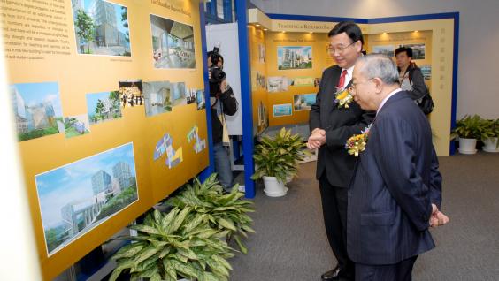 科 大 校 董 會 主 席 陳 祖 澤 博 士 （ 右 ） 及 科 大 副 校 長 （ 行 政 ） 黃 玉 山 教 授 一 同 參 觀 校 園 發 展 展 覽 。	