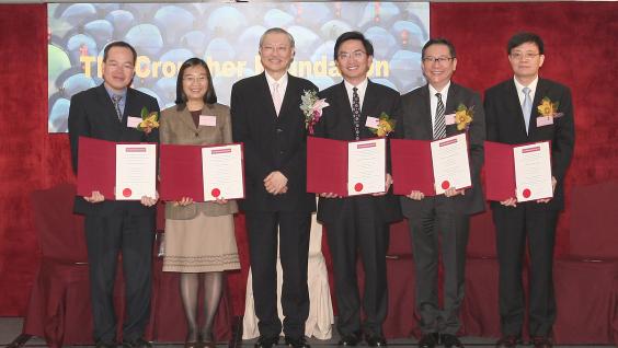 裘 槎 基 金 會 「 優 秀 科 研 者 」 與 香 港 特 別 行 政 區 教 育 局 局 長 孫 明 揚 合 照 。	