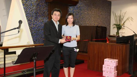 HKUST Vice President Professor Roland Chin (left) presents posthumous award to Roy To’s sister	